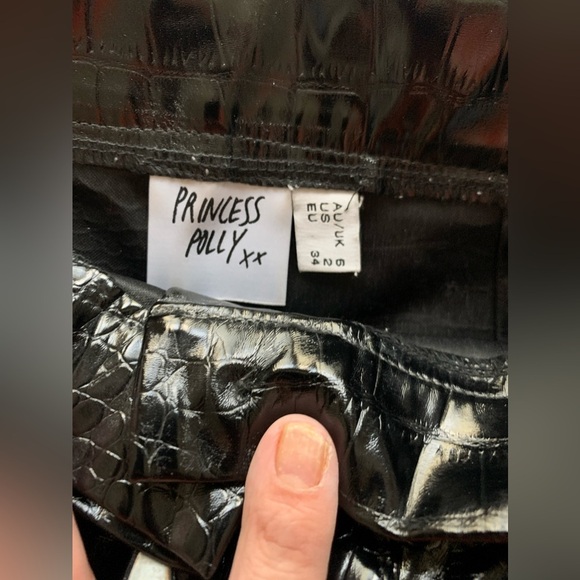 Princess Polly faux croc black shorts w/belt size 2 - Picture 3 of 10